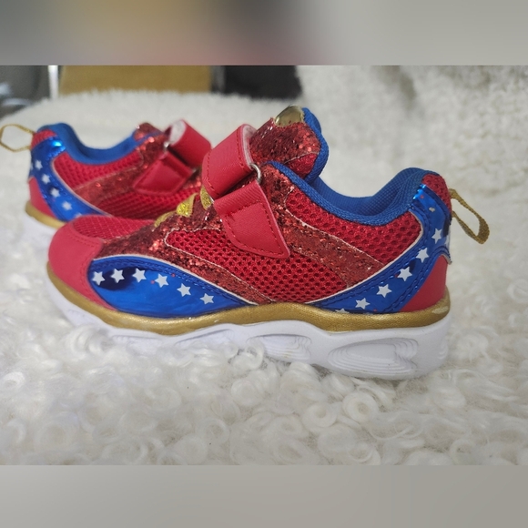 BNWOT Sz US 9 Wonderwoman Kids Toddler  Red Blue Light Up Sneakers Shoes Velcro - Picture 7 of 11